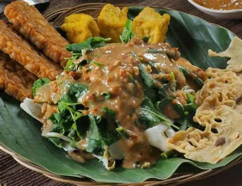 10 Rekomendasi Nasi Pecel di Surabaya Paling Enak dan Legendaris, Ruame Polll - Rekomendasi ...