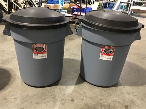 RUBBERMAID ROUGHNECK 20GAL GARBAGE CANS WITH EASY GRIP HANDLES & LIDS X 2 - A - Able Auctions