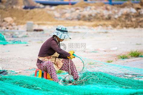 渔民修补渔网高清图片下载-正版图片501670883-摄图网