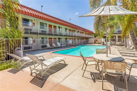 Studio 6 Extended Stay Hotel River Park Fresno, CA - See Discounts