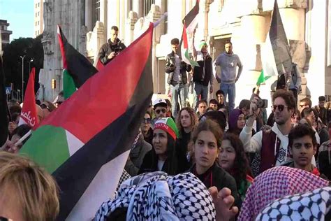 Milano, manifestazione pro Palestina davanti al Politecnico: "Complice per lavorare con Leonardo ...