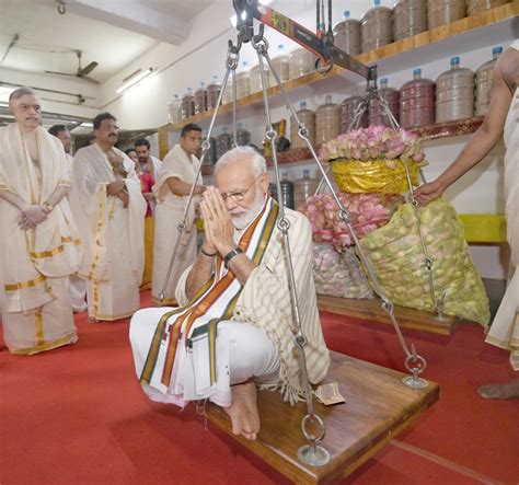 PM Modi visits Kerala, offers prayers at Guruvayur Temple | Indiablooms ...