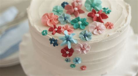 The Wilton Method of Cake Decorating: Easy Royal Icing Flower Cake by ...