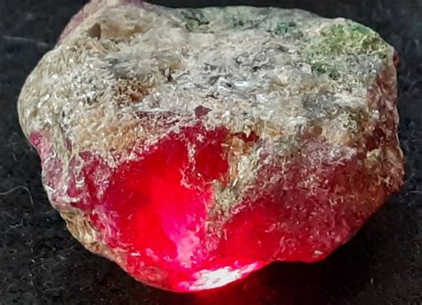 Exceptional untreated Ruby Crystal Natural Corundum ct - Catawiki