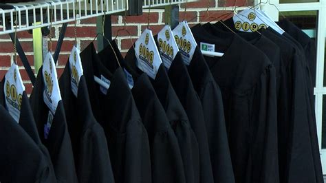 Two UMES alumni pay it forward by donating caps and gowns - 47abc