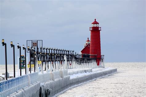 File:Grand Haven MI Lighthouses in winter.jpg - Wikimedia Commons