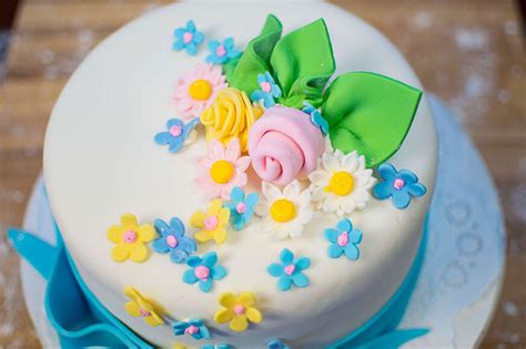 Cake Decorating Techniques | Escoffier Online Culinary Academy