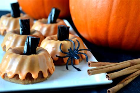 MINI HALLOWEEN PUMPKIN SPICE CAKES | Pumpkin spice snack, Pumpkin spice cake, Pumpkin recipes