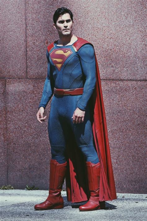 Pics and Video of Tyler Hoechlin's Superman on "Supergirl" | Know It All Joe