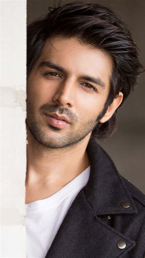 Download Kartik Aaryan Bollywood Hero Wallpaper | Wallpapers.com