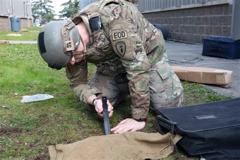 U.S. Army hosts Explosive Ordnance Disposal technician hiring days around nation > U.S. ARMY ...