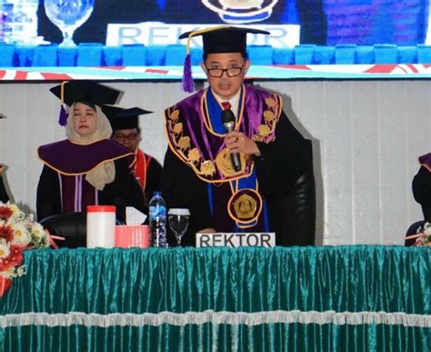 Rektor Unsrat Lepas 700 Wisudawan Periode IV 2023 - GOSULUT.COM