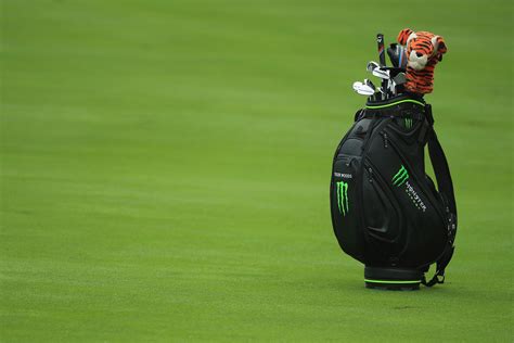 Which golf bag does Tiger Woods use? - GolfGETUP