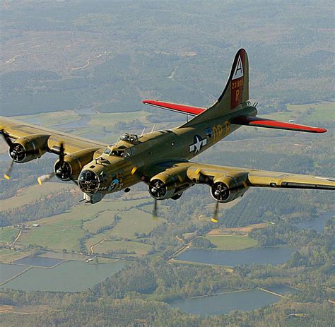 Connecticut (USA): Weltkriegsbomber B-17 stürzt mit Passagieren an Bord ab - WELT