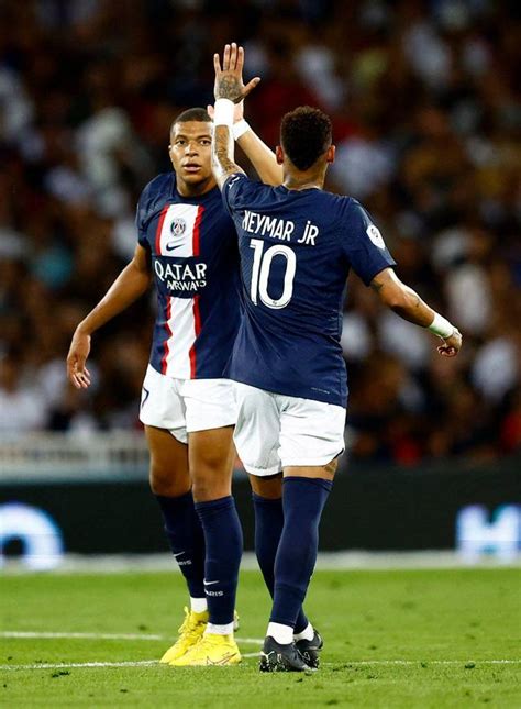 Neymar shouts at Kylian Mbappe after the Frenchman failed to pass him ...