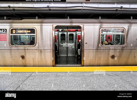 Open subway doors hi-res stock photography and images - Alamy