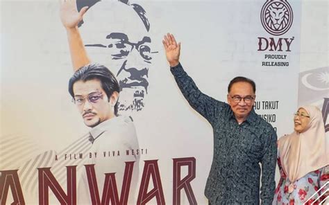 Anwar attends premiere of movie about his political life