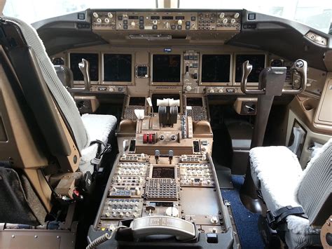 Boeing 777 200 Cockpit