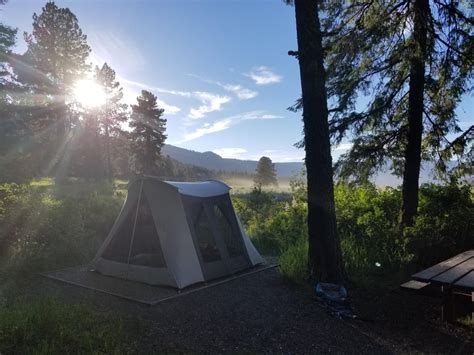 Our spot off the Cascade Lake in Idaho : camping