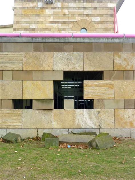 Detalhe da fachada da Neue Staatsgalerie de Stuttgart | Movement in architecture, Stirling ...