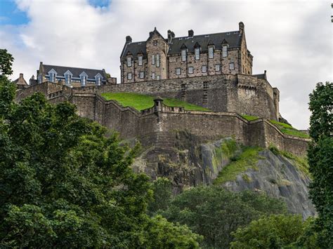 Scenic view of Edinburgh Castle on Castle rock, Edinburgh, Scotland | Most haunted places ...