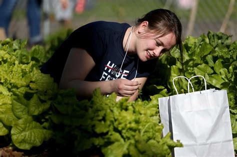 National volunteers work to end hunger in Houston