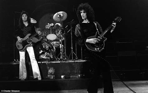 Queen on stage in 70’s [Photo by Chester Simpson] (7) | Queen freddie ...