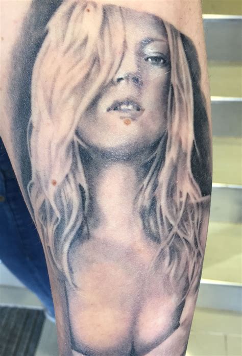 kate moss realistic portrait tattoo - at tattoo anansi #katemoss #katemosstattoo # ...