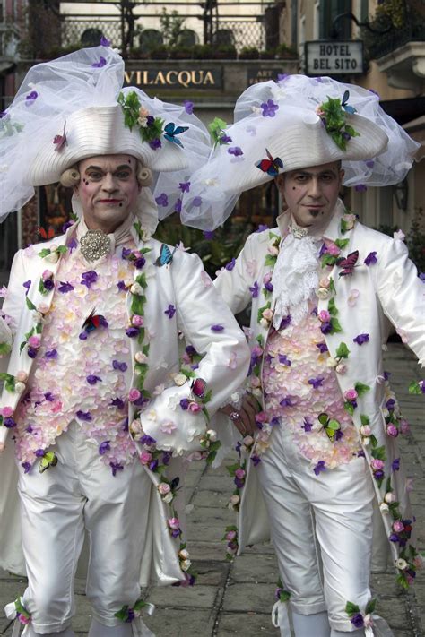 Two gentlemen in white with flowers and huge hats (2013).Carnevale di Venezia | Carnaval, Venetië