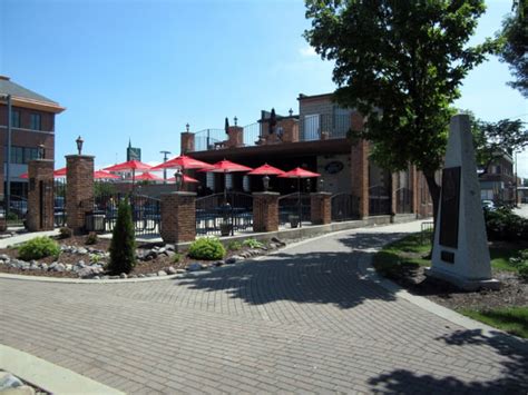 Fox Harbor Pub and Grill – Located in Downtown Green Bay, WI