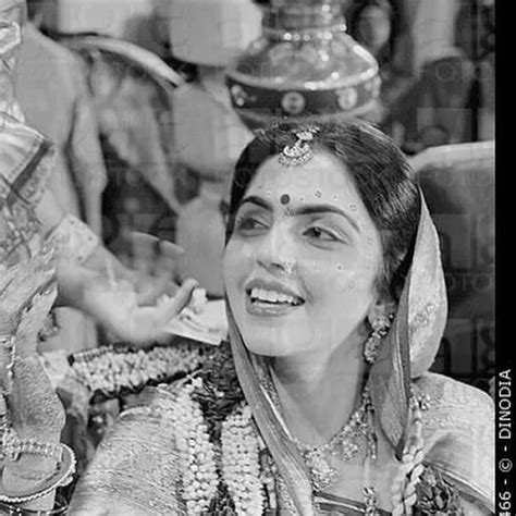 When Nita Ambani Wore A 'Panetar' And 'Gharchola' On Her D-Day, Became A Traditional Gujarati Bride