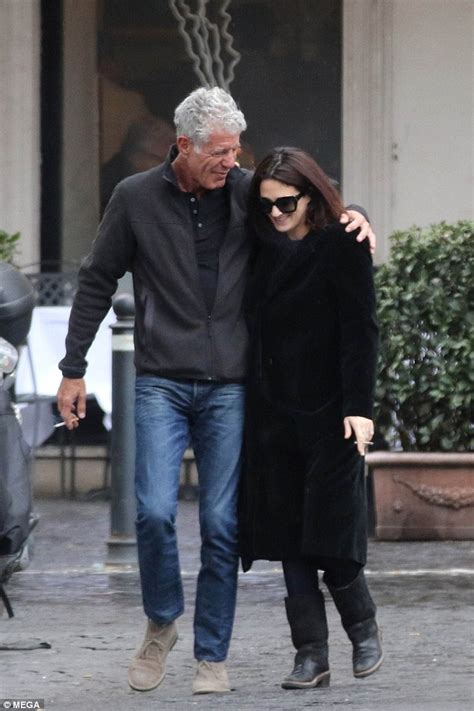 Anthony Bourdain kisses Asia Argento | Daily Mail Online