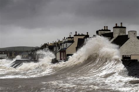 Storm surge © David Baird cc-by-sa/2.0 :: Geograph Britain and Ireland