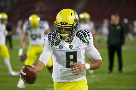 Report: Oregon's Marcus Mariota has partial sprain of MCL; quarterback ...