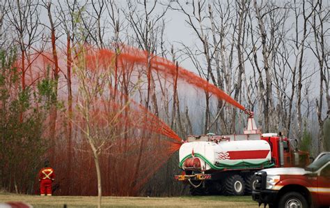 As wildfire approaches Fort McMurray, Alberta officials hope cooler ...