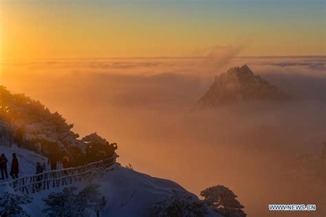 Visitors watch sunrise and clouds on Huangshan Mountain in east China