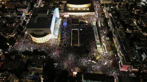 Thousands in Israel Protest Netanyahu’s Plans to Limit Courts - The New York Times