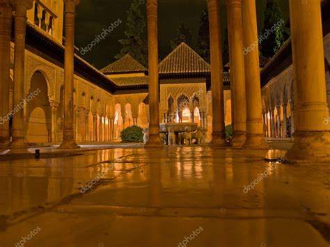 Alhambra palace at night – Stock Editorial Photo © Neirfys #5022908