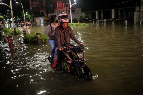 Banjir di Jakarta Selatan Sebabkan 3 Siswa Tewas hingga 270 Mengungsi - Nasional Katadata.co.id