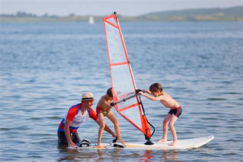 What to expect from windsurfing lessons