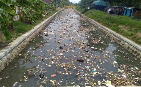 Sungai Bawa Sampah di Sidoarjo - SURYAKABAR.com