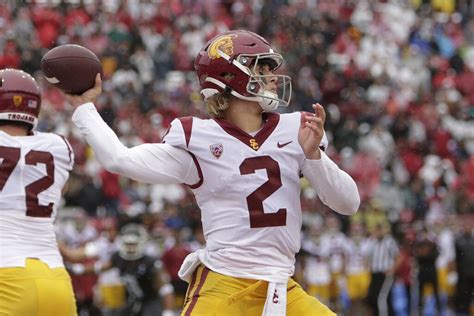 USC quarterback Jaxson Dart is 'day to day' because of knee injury - Los Angeles Times