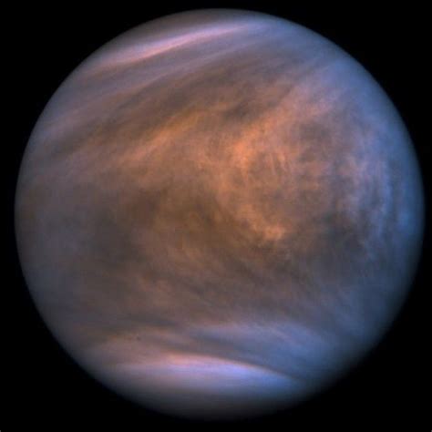 Clouds of Venus 'simply too dry' to support life - BBC News