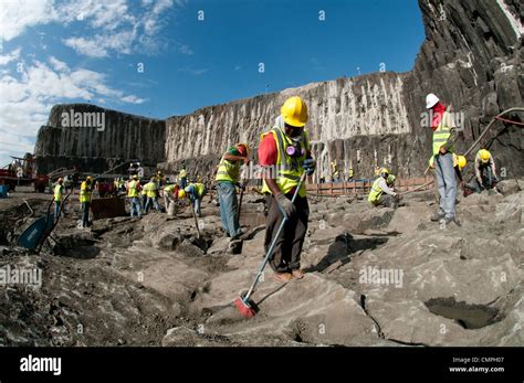 Panama canal construction workers hi-res stock photography and images ...