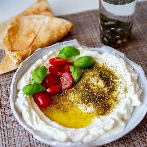 Bästa snabbmaten! Detta blir min lunch idag. Turkisk yoghurt, lite salt, zaatar, en god olivolja ...