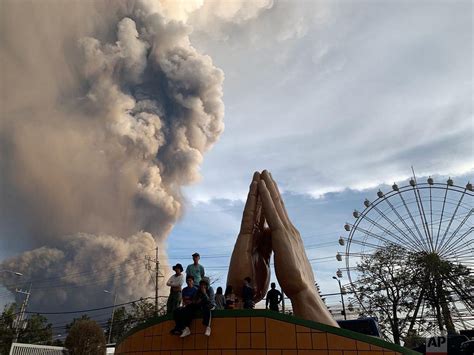 Philippine volcano trembles more, spews lava half-mile high — AP Images ...