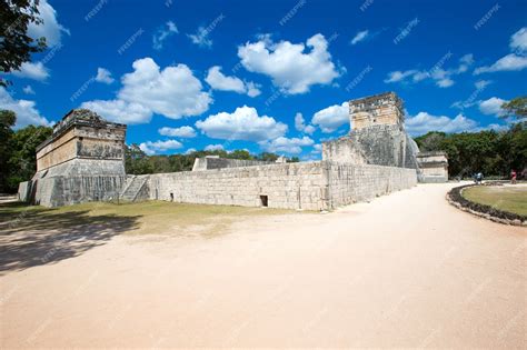 Premium Photo | Kukulkan pyramid in chichen itza site, mexico