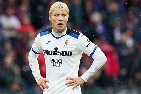 How Rasmus Hojlund helped Atalanta win by playing at breakneck speed and modeling his game after ...