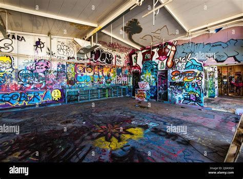 Abandoned Gas Service Station Graffiti Stock Photo - Alamy