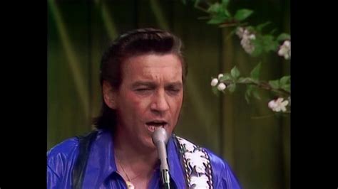 Waylon Jennings - Live medley 1971 - YouTube